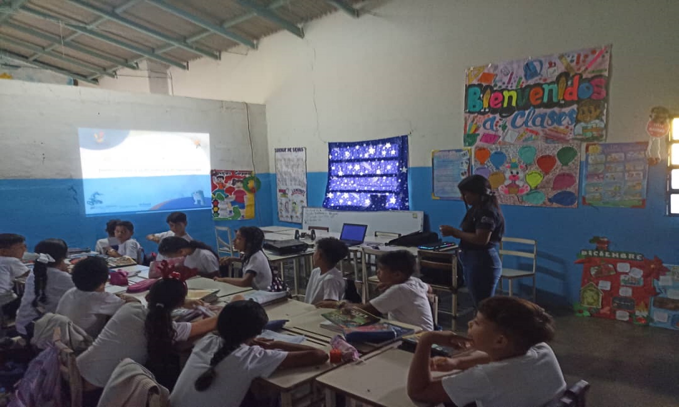 Robótica en Río Clara Estudiantes de la Escuela Boyuare aprenden IA y programación. Descubre cómo los Semilleros Científicos transforman la educación local